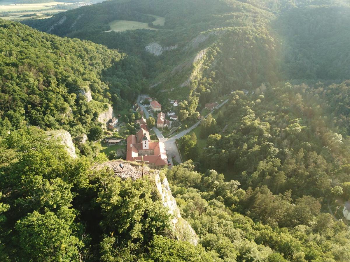 Hotel Obecna Skola Svatý Jan pod Skalou Kültér fotó