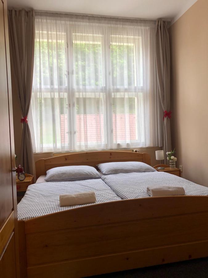 Hotel Obecna Skola Svatý Jan pod Skalou Kültér fotó