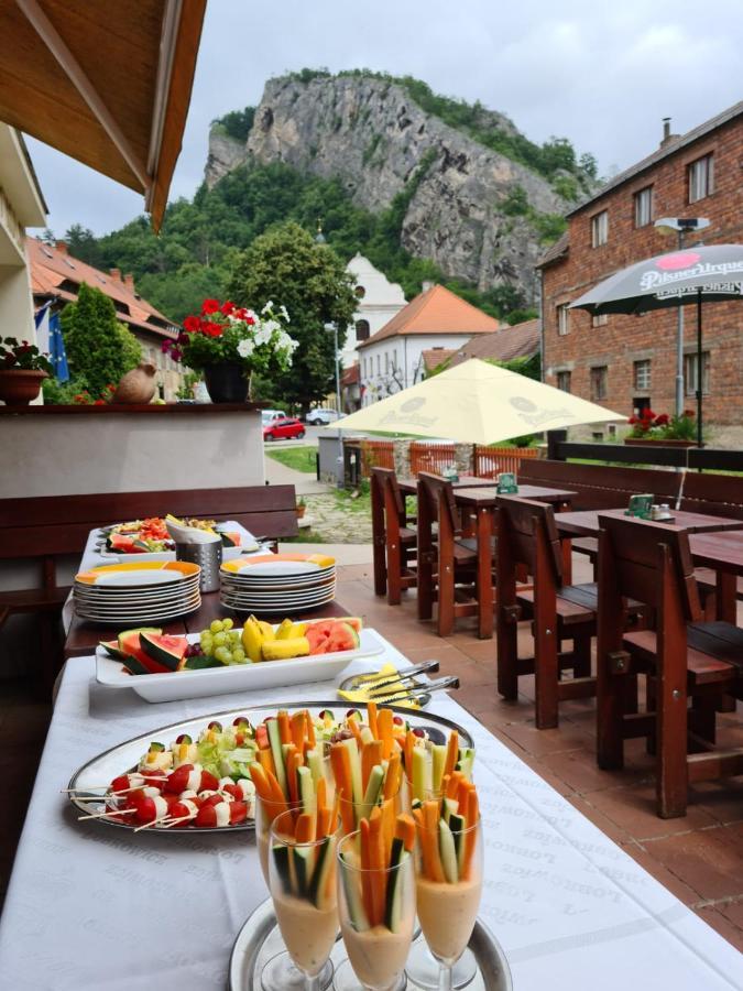 Hotel Obecna Skola Svatý Jan pod Skalou Kültér fotó
