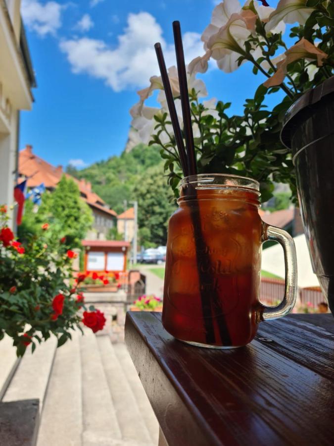 Hotel Obecna Skola Svatý Jan pod Skalou Kültér fotó