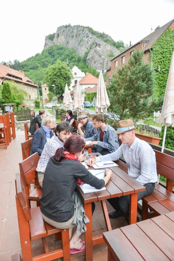 Hotel Obecna Skola Svatý Jan pod Skalou Kültér fotó
