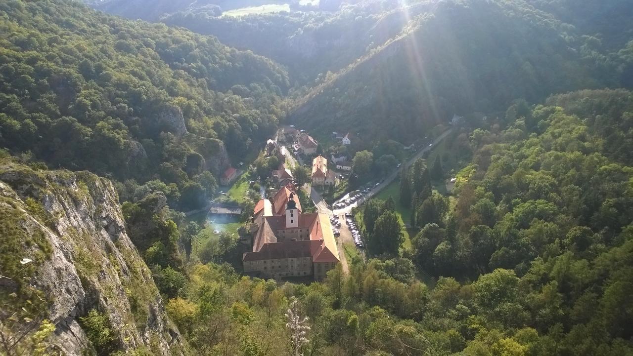 Hotel Obecna Skola Svatý Jan pod Skalou Kültér fotó
